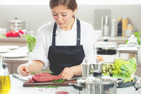 Chef Kochin in der Küche (Steak Fleisch Zubereitung)
