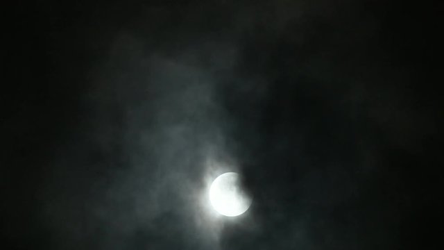 皆既月食中の赤銅色の月は、ほとんど元の月に戻っています。雲は多いですが、とても明るい月です。スーパー・ブルー・ブラッドムーン、タイムラプス動画、4K