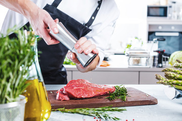 Chef Koch in der Küche,Steak Fleisch Zubereitung