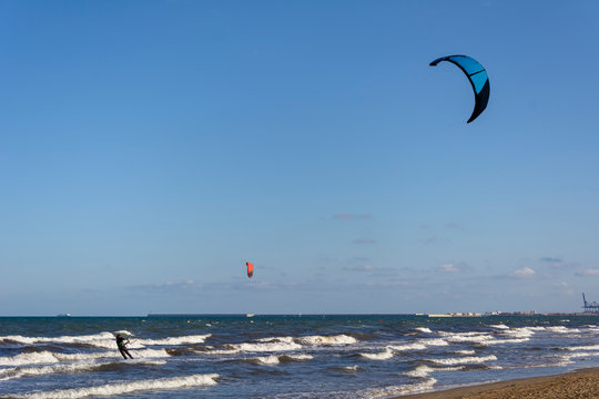 Gente practicando kitesurf en una playa de Valencia. España