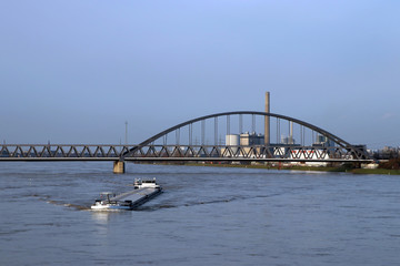 Naklejka premium frachtschiff auf dem rhein bei hohem wasserpegel