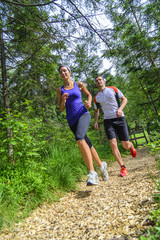 junges Paar beim Joggen im Wald