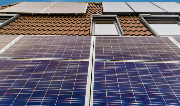 Sonnenkollektoren Solarplatten auf einem Hausdach 