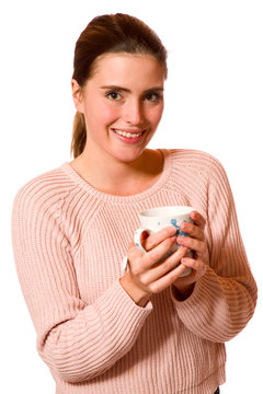 Attraktive junge Frau mit Tasse 