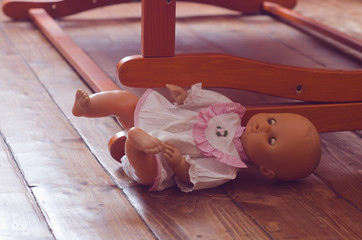 Leżąca na podłodze lalka - obrazy, fototapety, plakaty