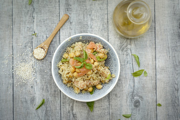 Insalata di quinoa, salmone affumicato e ceci
