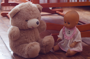 Miś i lalka w dziecięcym pokoju