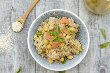 Insalata di quinoa, salmone affumicato e ceci