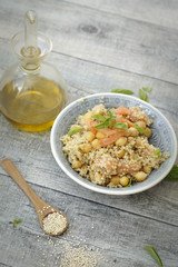 Insalata di quinoa, salmone affumicato e ceci