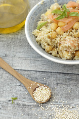 Insalata di quinoa, salmone affumicato e ceci