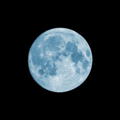 Naklejka premium Niebieski super księżyc na białym tle na czarnym tle