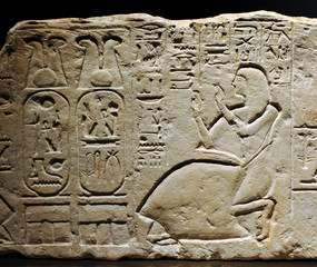 Relieve con jeroglíficos del arte egipcio antiguo