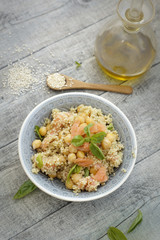 Insalata di quinoa, salmone affumicato e ceci
