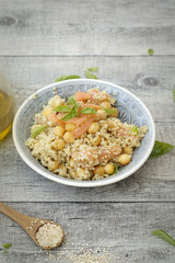 Insalata di quinoa, salmone affumicato e ceci