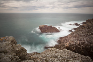 Langzeitbelichtung an der bretonischen Küste