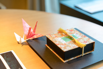 折り鶴と茶菓子