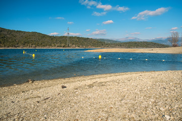 Gelbe Bojen begrenzen den Badebereich im Freiwasser
