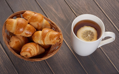  buns in a basket and tea with lemon