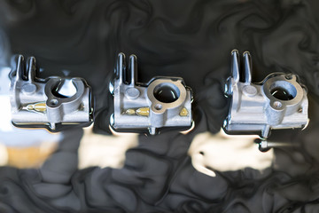 Obraz premium Machining automotive aluminium parts by high precision CNC machining center