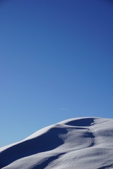 Schneeberg vor blauem Himmel