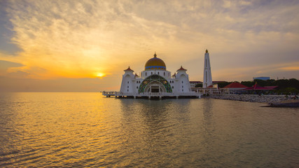 Obraz premium Majestic view of Malacca Straits Mosque during sunset