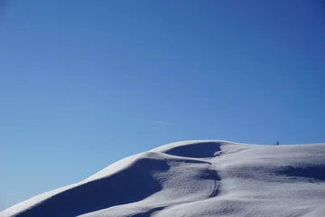 Fotobehang Schneehügellandschaft und blauer Himmel © PHG Pictures