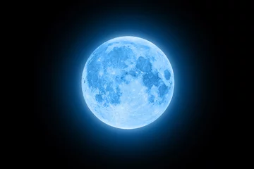 Selbstklebende Fototapete Vollmond Blauer Supermond, der mit blauem Halo leuchtet, isoliert auf schwarzem Hintergrund