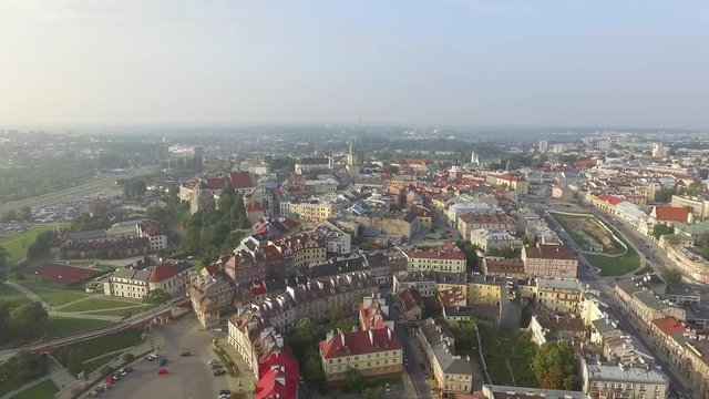 Lublin z lotu ptaka. Przelot o poranku nad starym miastem w Lublinie. Plac Po Farze, Trybunał Koronny i Wieża Trynitarska widziane z powietrza.