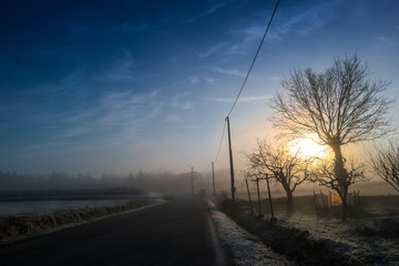 paesaggio rurale invernale al mattino presto 