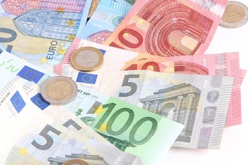 verschiedene Euros liegen im Studio