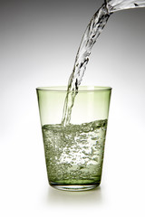 Versando acqua bicchiere