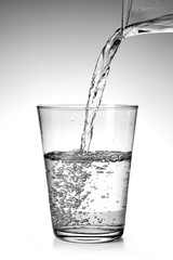 Versando acqua bicchiere