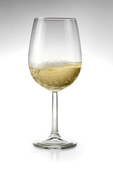 Calice di vino bianco su fondo totalmente bianco