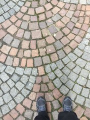 Fototapeta premium Schuhe auf Kopfsteinpflaster