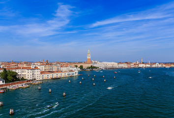 Fototapeta na wymiar Cruising Into Venice