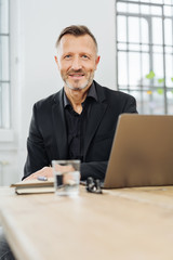 Obraz premium Businessman sitting at an office table