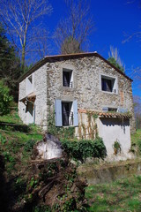 Fototapeta na wymiar Maison dans les Pyrénées