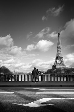 paris amoureux amour romantique tour eiffel france couple gar&ccedil;on ville sentiment romantisme