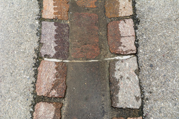 Strasse mit Regenrinne 