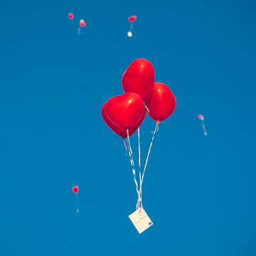 Herzballons steigen zum Himmel