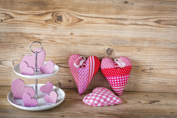 Rosa Herzen vor einem Holz Hintergrund