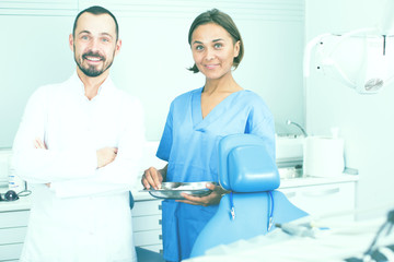 Obraz premium Assistant and doctor are meeting next client