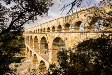 Vue transversale du Pont du Gard