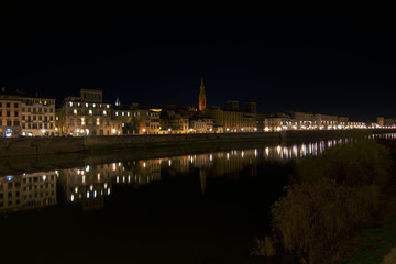 Fototapeta premium Riflessi notturni di Firenze nell'Arno
