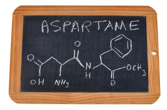 Formule chimique de l'aspartame sur une ardoise 