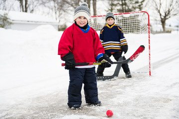 Naklejka premium brother playing hockey in street