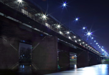 most nad rzeką nocą - obrazy, fototapety, plakaty