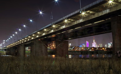 most nad rzeką nocą