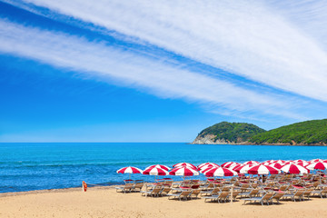 Fototapeta na wymiar Hotelstrand, Resort an der Riviera in Italien