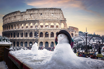 Colosseum with a snow man - obrazy, fototapety, plakaty